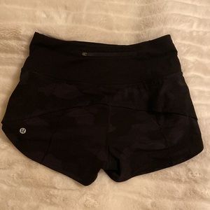 LULULEMON high waisted black camo speed up shorts 2.5